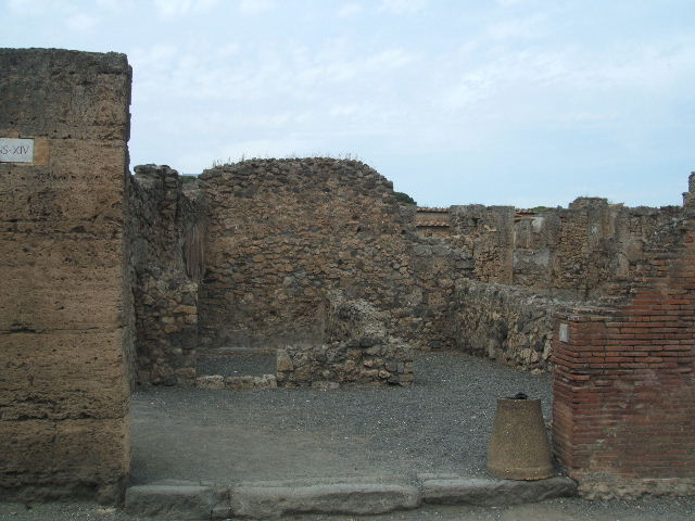 VI.14.1 Pompeii. December 2007. East wall.