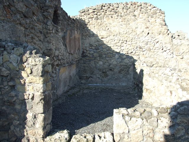 VI.14.1 South east corner of caupona.
