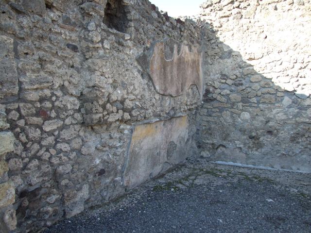VI.14.1 South east corner of caupona.