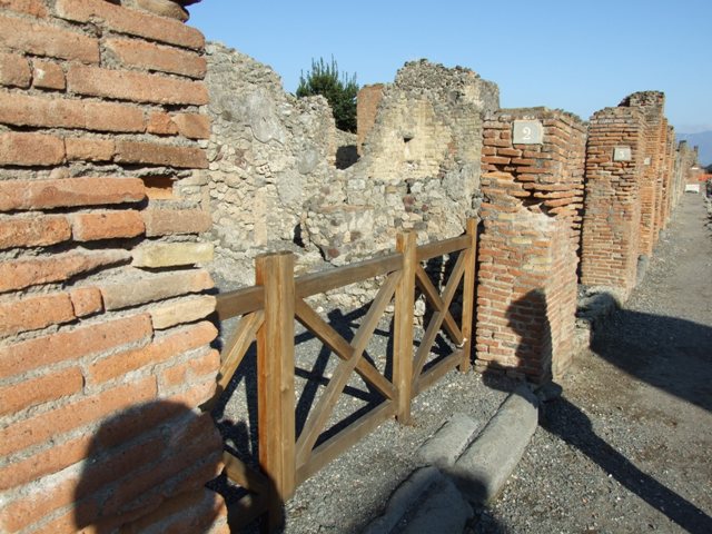 VI.14.2 Shop entrance.