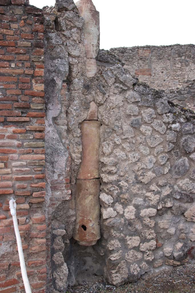 VI.14.2 Pompeii. October 2020. West wall of shop-room near entrance, downpipe. 
Photo courtesy of Klaus Heese.
