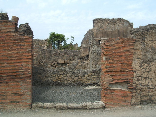 VI.14.7 Pompeii. December 2007. Shop entrance, and east wall.