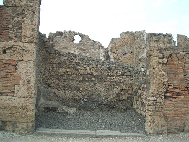VI.14.14 Pompeii. December 2007. East wall of shop.