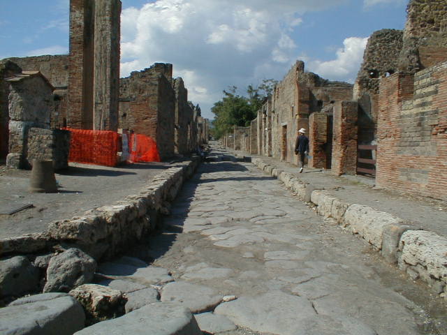 Fountain outside VI.14.17, Pompeii, May 2005.