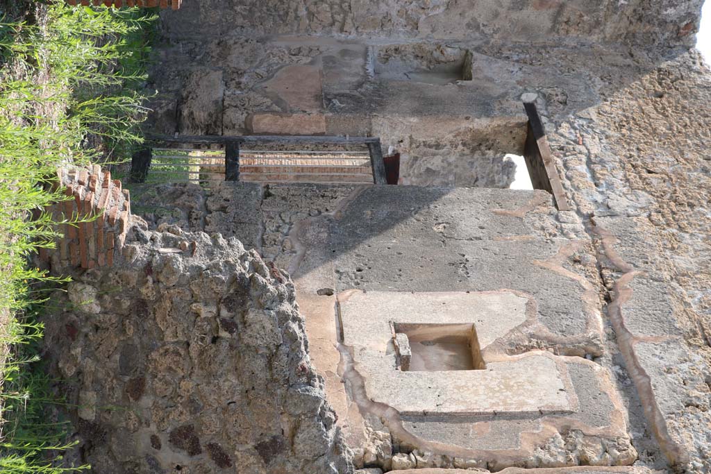 VI.14.18 Pompeii. December 2005. Looking west from entrance doorway.