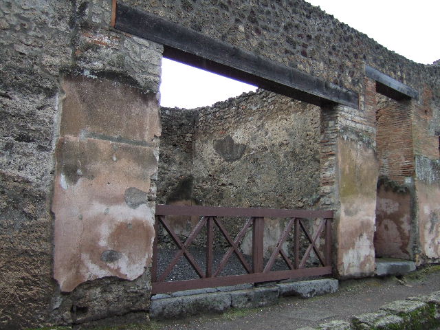 VI.14.21 Pompeii. December 2005.  Looking west through doorway to Fullonica at VI.14.22.