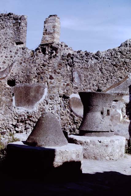 VI.14.32 Pompeii. May 2005. Looking south-west from room to east of entrance doorway across mills towards oven.  This room is shown on the Eschebach plan as the location of entrance 32.  At Pompeii, the entrance numbered 32 is actually a short distance further west, looking into the mill room.
