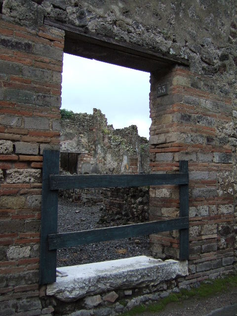 VI.14.33 Pompeii. December 2007. East wall.