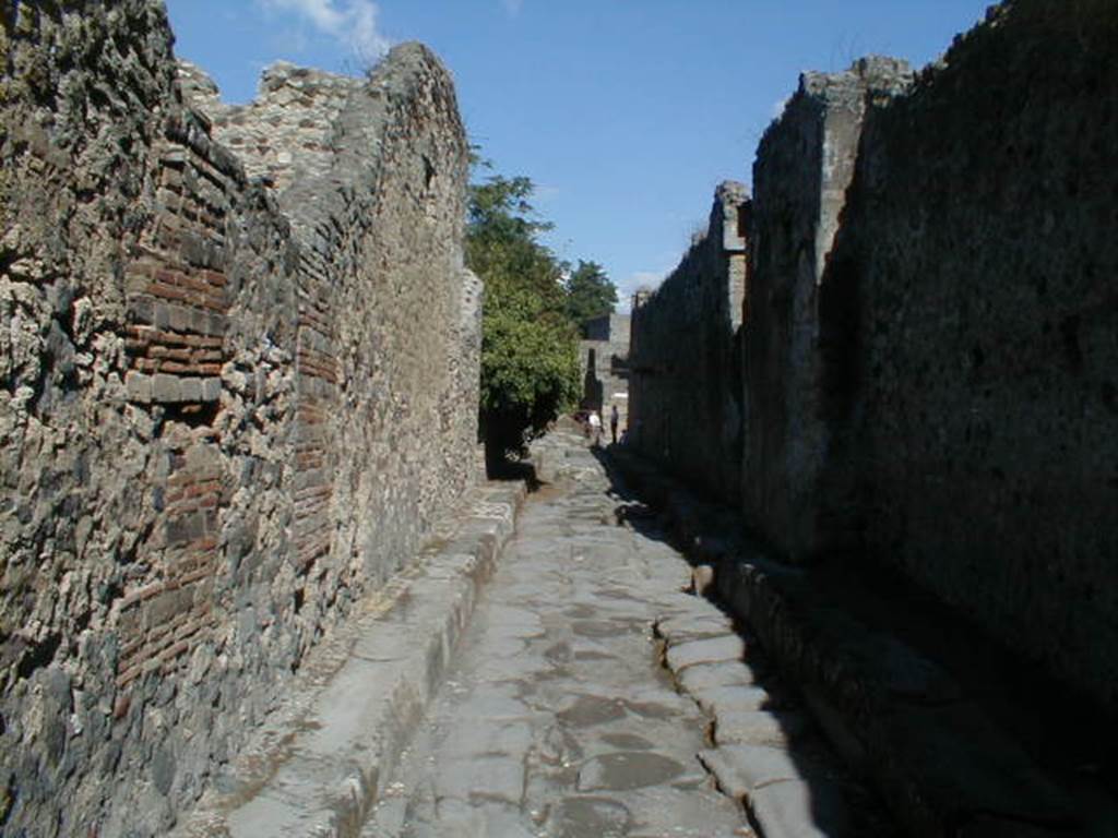 VI.16 Pompeii.  Vicolo di Mercurio looking east to Via delle Nozze d Argento.  VI.14.35