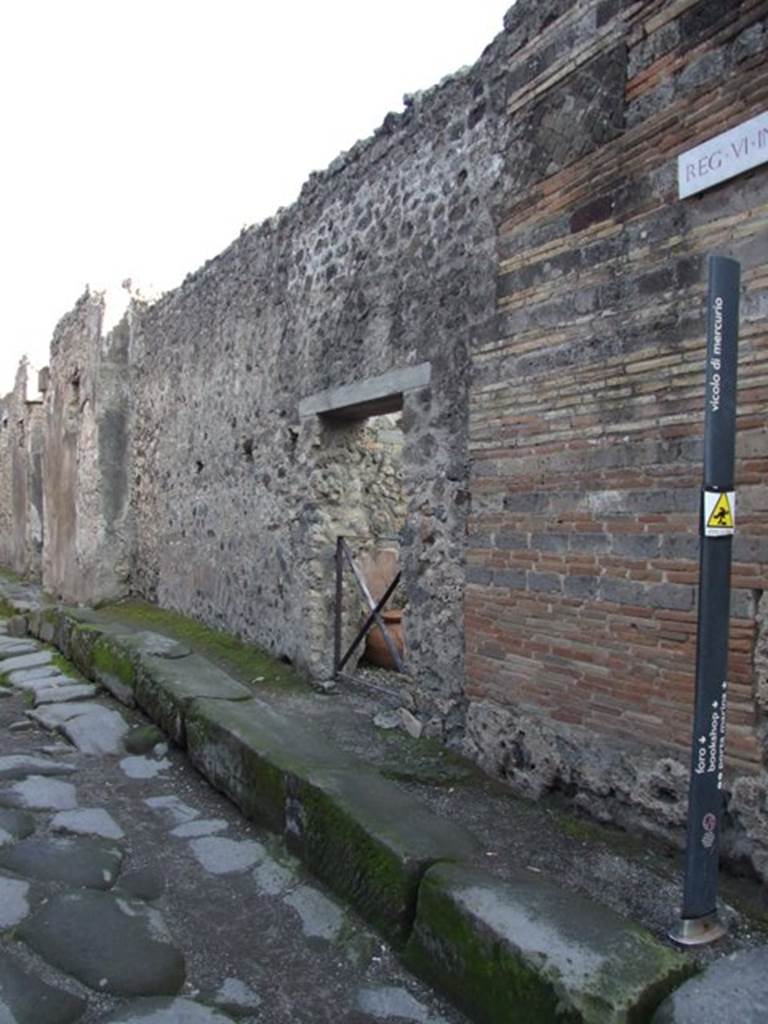 VI.14.35 Pompeii. December 2007. Rear entrance doorway on Vicolo di Mercurio.  According to Della Corte, this caupona was kept by a certain Salvius, as proved by the electoral recommendation on the wall between the two entrances - Salvius rog(at)   [CIL IV 3493 with note 1].
See Della Corte, M., 1965.  Case ed Abitanti di Pompei. Napoli: Fausto Fiorentino. (p.81-3)
According to Epigraphik-Datenbank Clauss/Slaby (See www.manfredclauss.de), it read 
Casellium aed(ilem) Salvius rog(at)      [CIL IV 3493]

