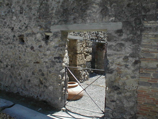 VI.14.35 Pompeii. December 2007. Looking south into bar-room of VI.14.36, from entrance doorway.