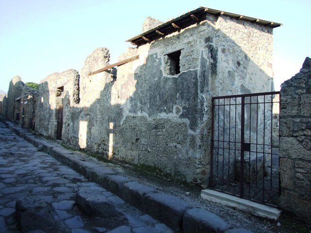 VI.14.37 Pompeii. December 2007. Wall to the left of entrance.