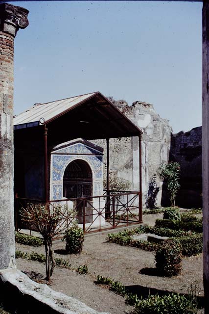 VI.14.43 Pompeii. December 2007. Room 14, upper half of mosaic fountain in garden area.