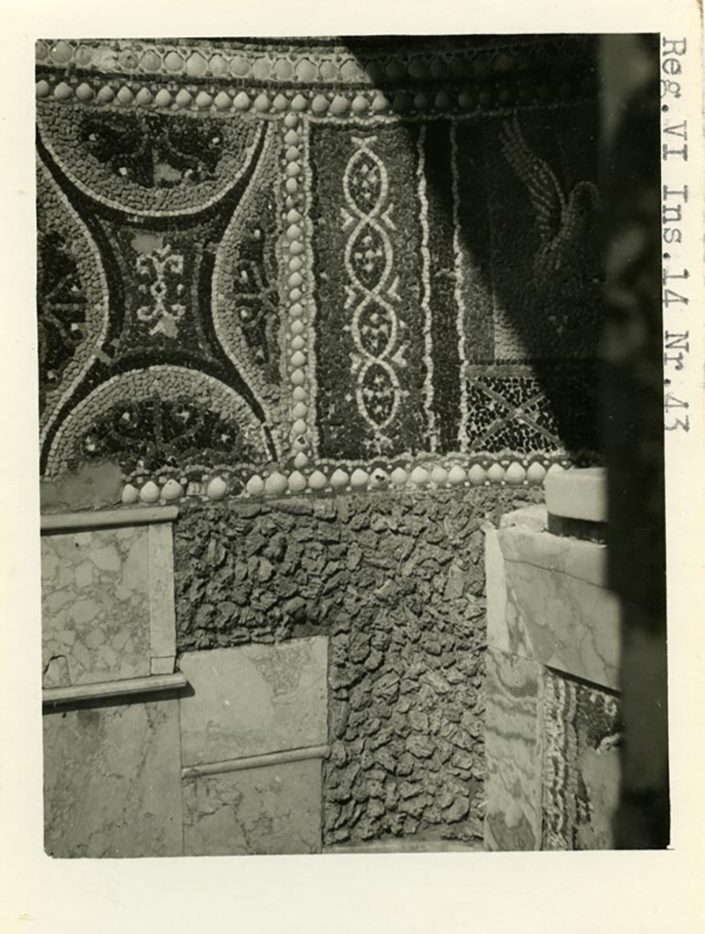 VI.14.43 Pompeii. Pre-1937-39. Room 14, detail of fountain in garden area.
Photo courtesy of American Academy in Rome, Photographic Archive. Warsher collection no. 1302.
