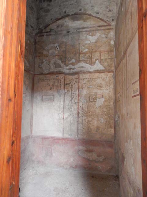 VI.15.1 House of the Vettii.  Detail of bird painting in bedroom leading from Atrium.