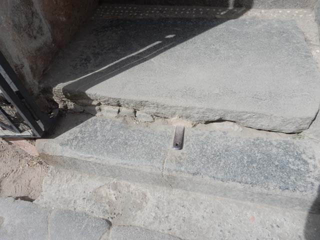 VI.15.1 Pompeii. December 2006. Right hand wall of vestibule.