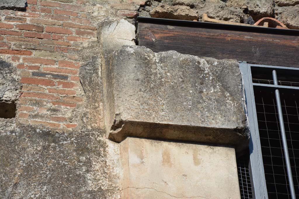 VI.15.1 Pompeii. July 2017. South side of upper doorway with detail of cubed capital.
Foto Annette Haug, ERC Grant 681269 DÉCOR.

