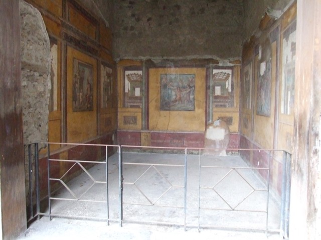 VI.15.1 Pompeii. December 2006. Architectural wall painting on east wall in south-east corner of exedra.