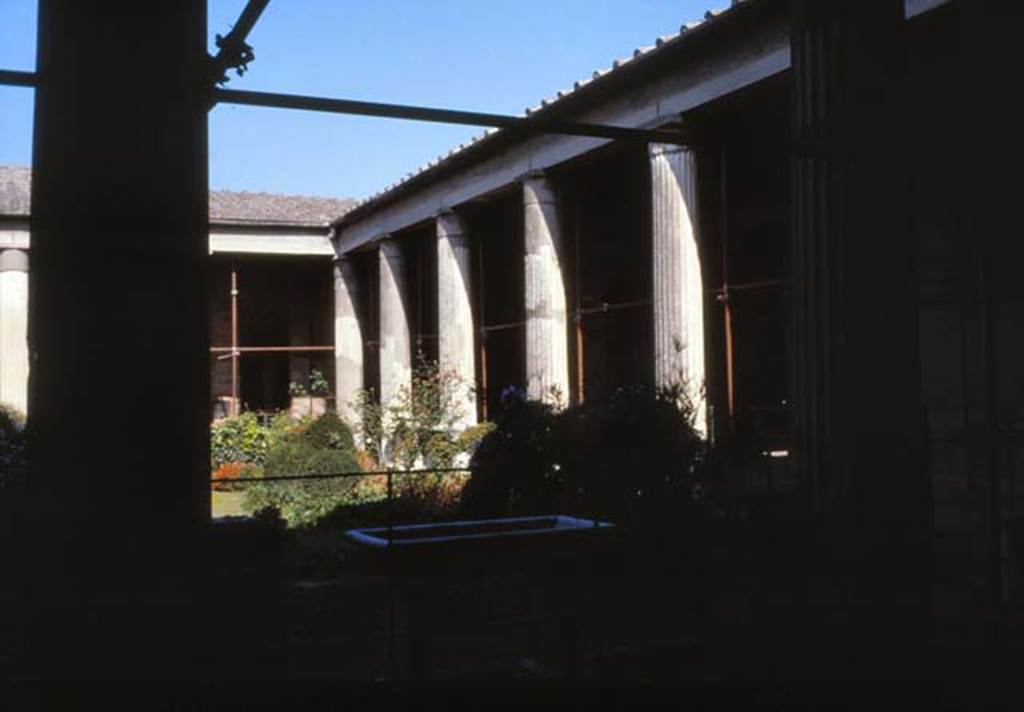 VI.15.1 Pompeii. February 1988. Looking north-east across peristyle garden area.
Photo by Joachime Méric courtesy of Jean-Jacques Méric.

