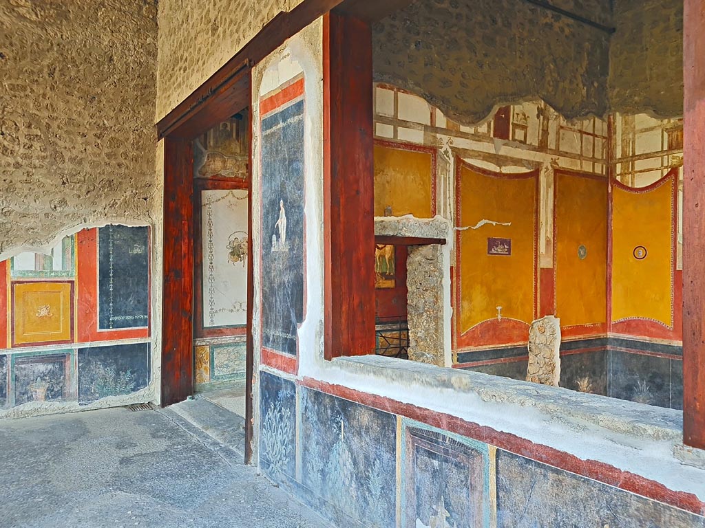 VI.15.1 Pompeii. April 2023. 
North-east corner of portico/peristyle, with doorway into exedra (p), centre left, and window into north ala, on right.
Photo courtesy of Giuseppe Ciaramella.
