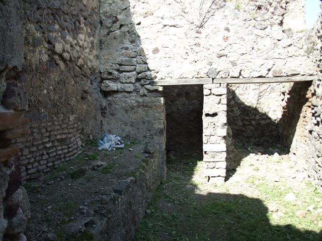 VI.15.5 Pompeii. March 2009.  Room 1, rectangular niche top, with irregular shaped niche.  