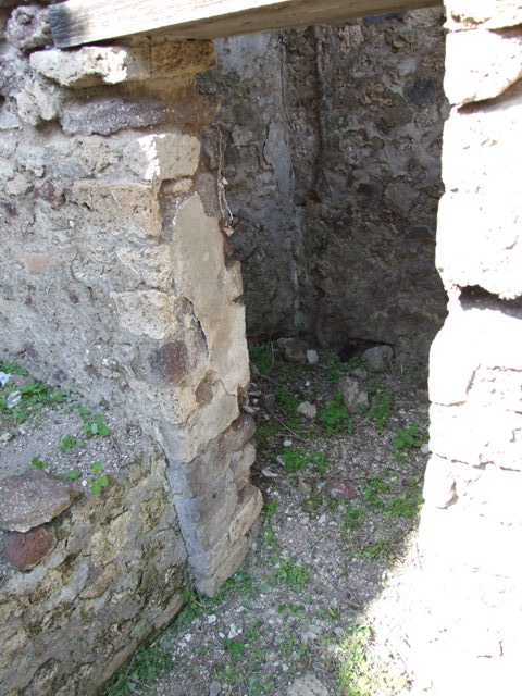 VI.15.5 Pompeii.  March 2009.  Room 1.  Atrium.  Altar.  Altar on north side.