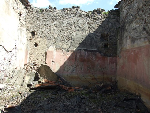 VI.15.5 Pompeii. March 2009. Room 17, south-east corner in kitchen.