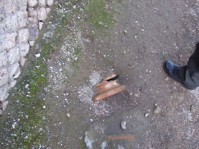 Pompeii. Terracotta pot or base buried in pavement between VI.15.6 and VI.15.7. December 2007.