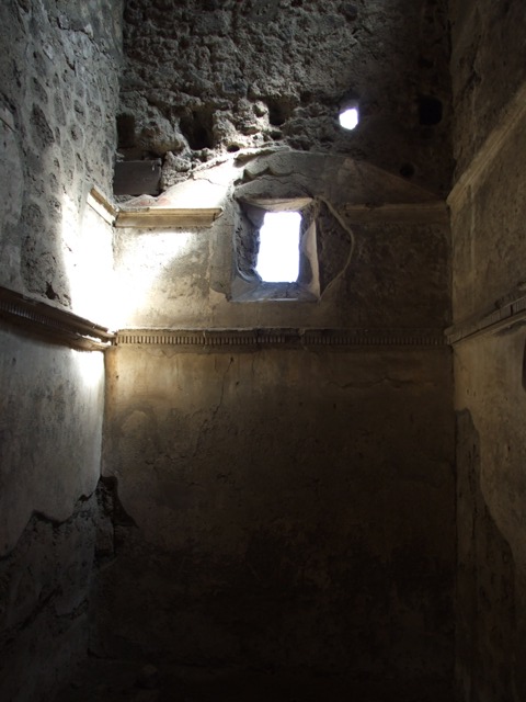 VI.15.9 Pompeii.  March 2009.   West wall of cubiculum, with doorway into atrium.  Looking west.