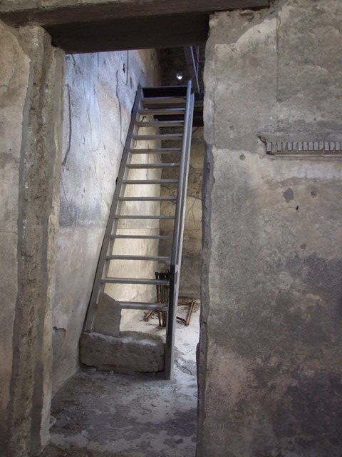 VI.15.9 Pompeii.  March 2009.  Kitchen area.  Area without roof to give daylight to the services area.