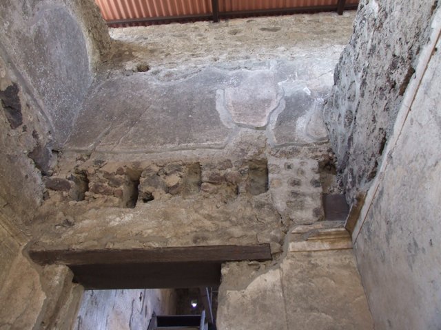 VI.15.9 Pompeii.  March 2009.  Kitchen area, doorway through to kitchen and latrine. Looking west.