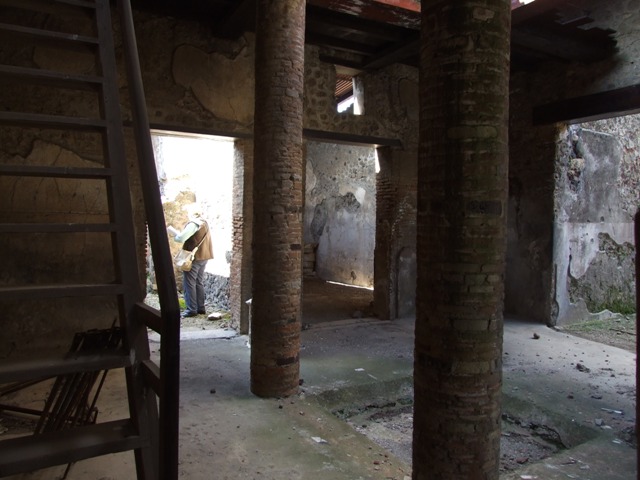 VI.15.9 Pompeii.  March 2009.  Latrine in kitchen.  Looking north.
