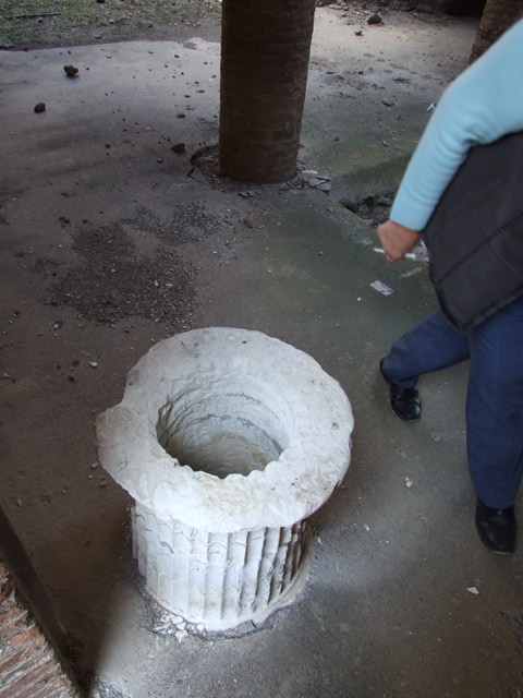 VI.15.9 Pompeii.  March 2009.  Roofless kitchen area looking east, walls with no holes for an upper floor.