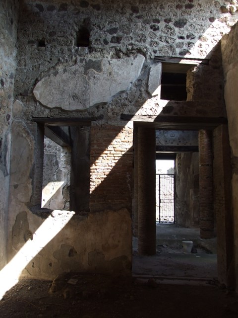 VI.15.9 Pompeii.  March 2009.  Triclinium.  Capital.