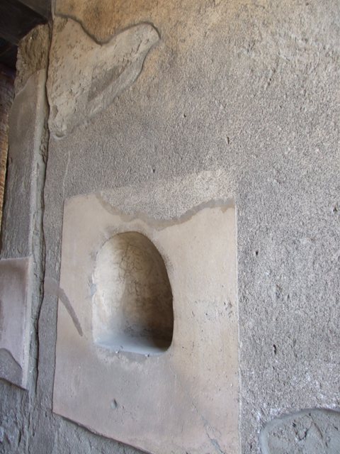 VI.15.9 Pompeii.  March 2009.  Atrium.  Looking south across Impluvium. 