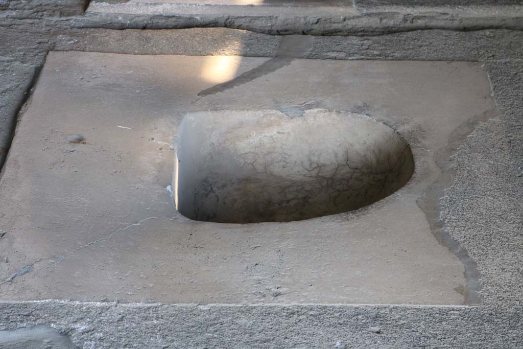VI.15.9 Pompeii.  March 2009.  Atrium.  Brick columns around Impluvium,  supporting upper floor. Looking south east.