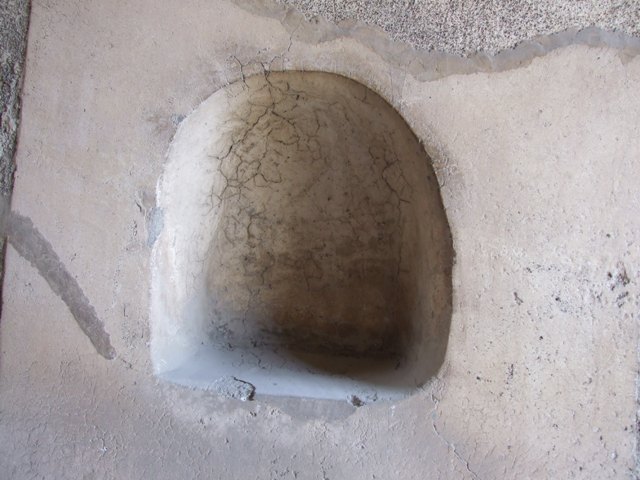 VI.15.9 Pompeii.  March 2009.  Atrium.  Looking south west.   Brick columns around impluvium, supporting upper floor.  