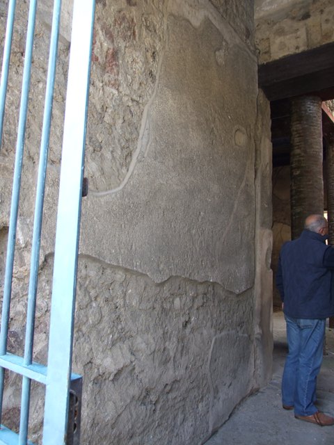 VI.15.9 Pompeii.  March 2009.  Atrium.  Looking south to upper floor.

