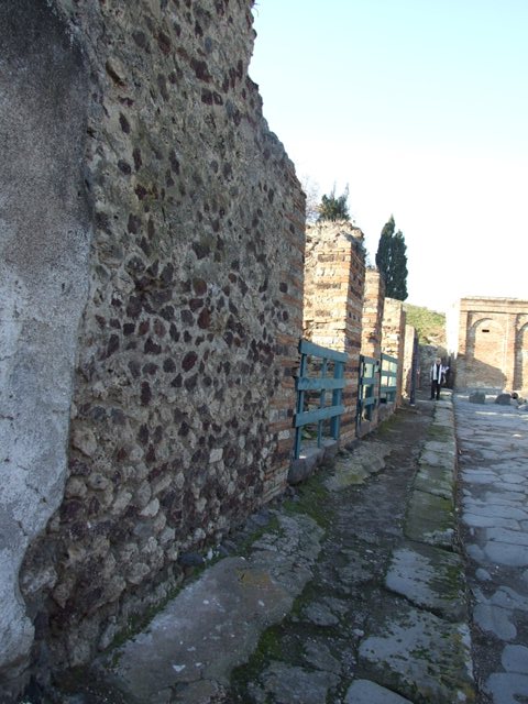 VI.15.13 Pompeii. September 2005. Looking west to entrance doorway.