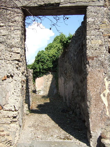 VI.15.21 Pompeii. September 2005. Looking east from entrance doorway.