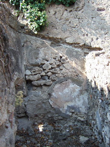 VI.15.21 Pompeii. September 2005. Looking towards latrine at north end of kitchen.