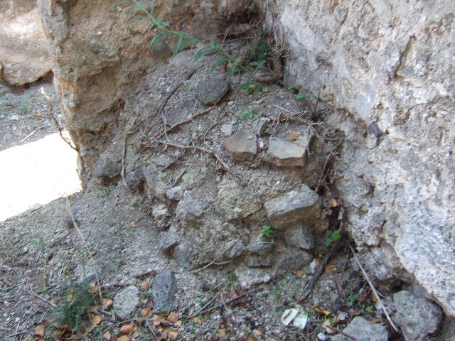 VI.15.21 Pompeii. September 2005. Remains of painted wall decoration in cubiculum.