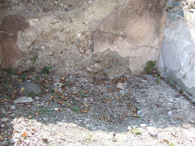 VI.15.21 Pompeii. September 2005. Looking east through doorway from yard into tablinum/triclinium?.
