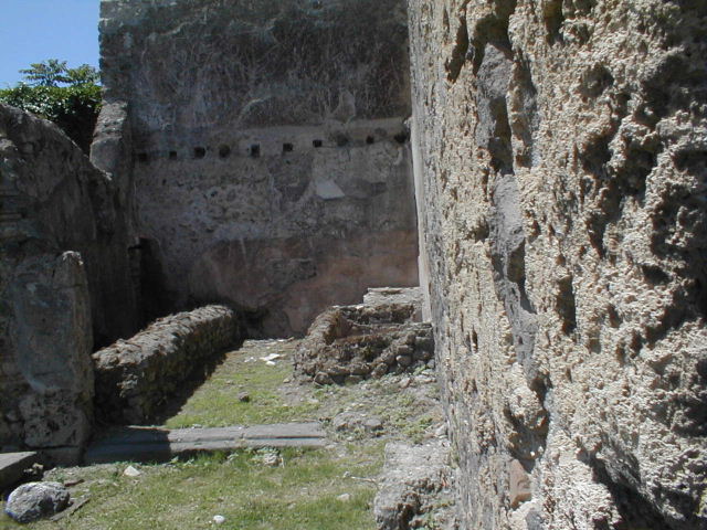 VI.16.4 Via del Vesuvio looking north V.6