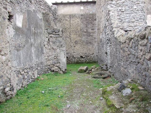 VI.16.5 Pompeii. December 2007. West wall of shop and doorway to rear room.