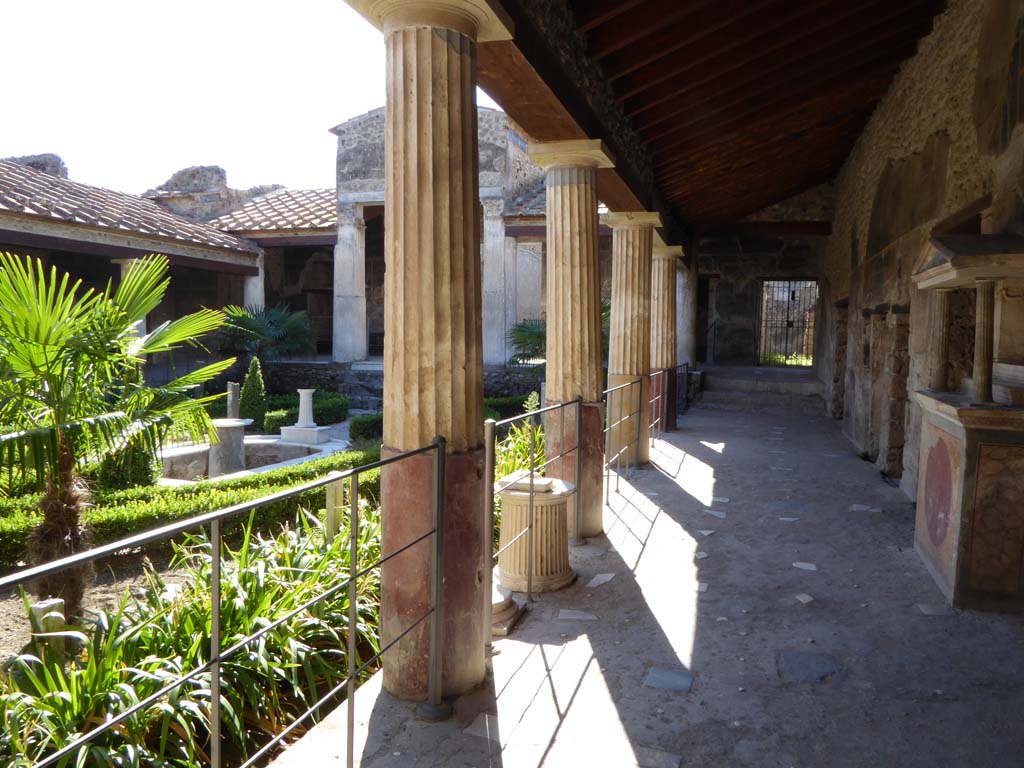 VI.16.7 Pompeii. September 2015. Room F, north portico and peristyle garden, looking west.
Foto Annette Haug, ERC Grant 681269 DÉCOR.
