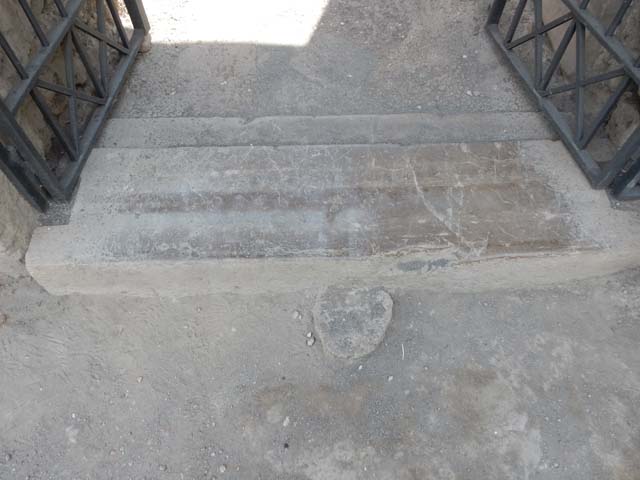 VI.16.7 Pompeii. May 2006. Impluvium in room B, atrium.