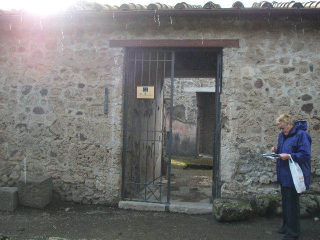 VI.16.7 Pompeii. May 2006. South-west corner of room B, atrium.