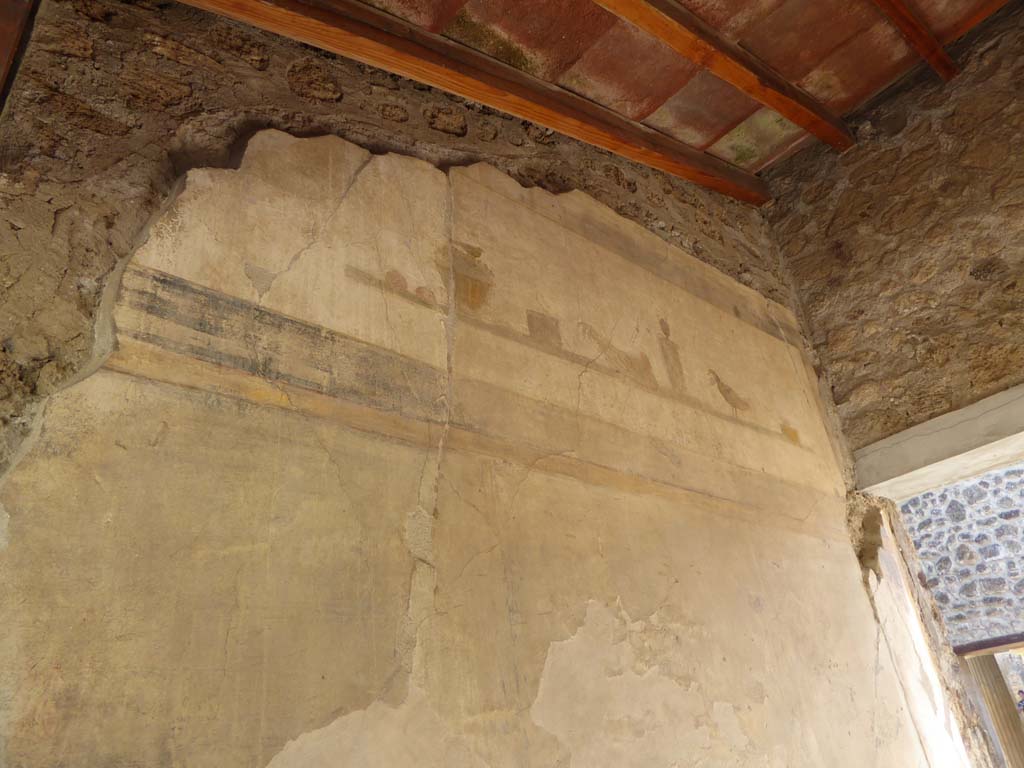 VI.16.7 Pompeii. September 2015. Entrance A, looking west along upper south wall with painting of still life.
Foto Annette Haug, ERC Grant 681269 DCOR.
