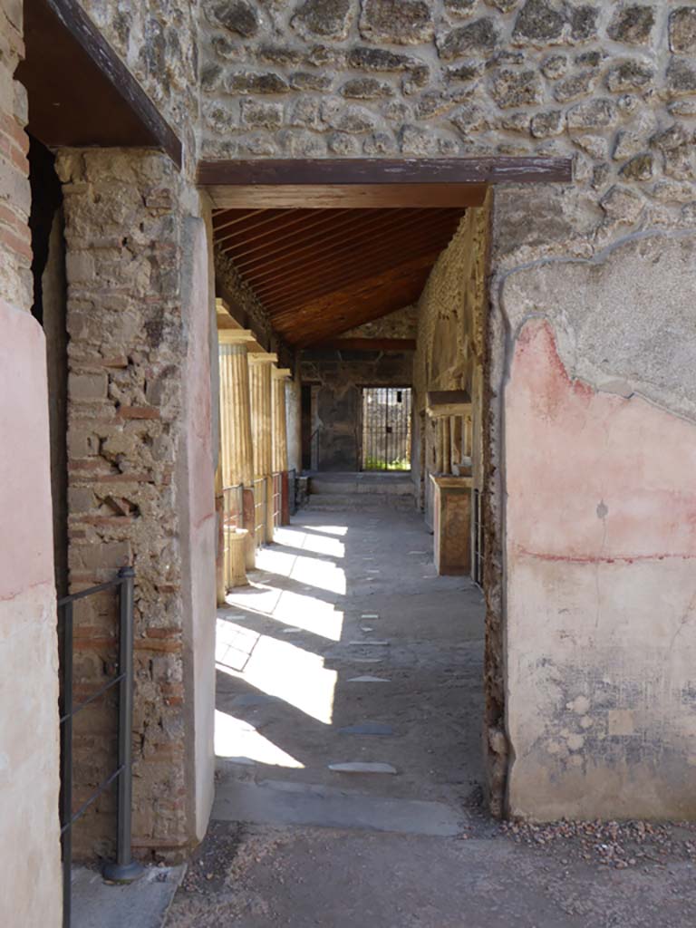 VI.16.7 Pompeii. September 2015. 
Looking west from south-west corner of atrium B, towards doorway to north portico of peristyle garden.
Foto Annette Haug, ERC Grant 681269 DÉCOR.

